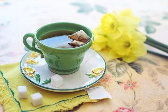 绿茶、草药汤剂